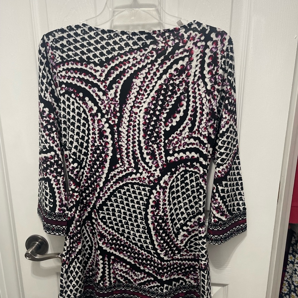 White House Black Market Fitted Graphic Blouse with Cuffed 3/4 Sleeves - Picture 9 of 11